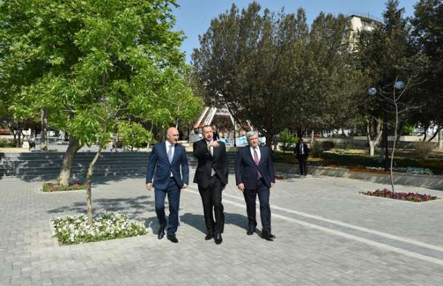 Le président Ilham Aliyev visite le jardin Heydar au 8e Kilomètre